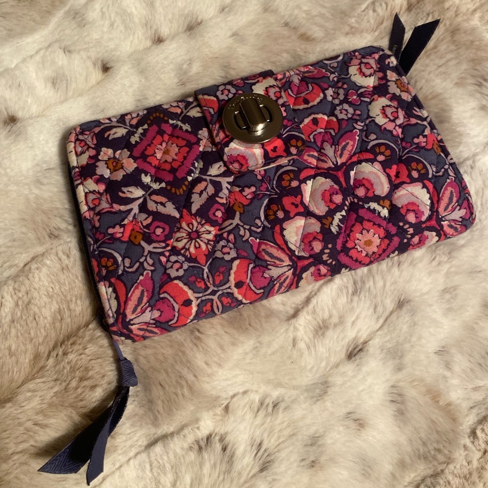 Vera Bradley turnlock Wallet